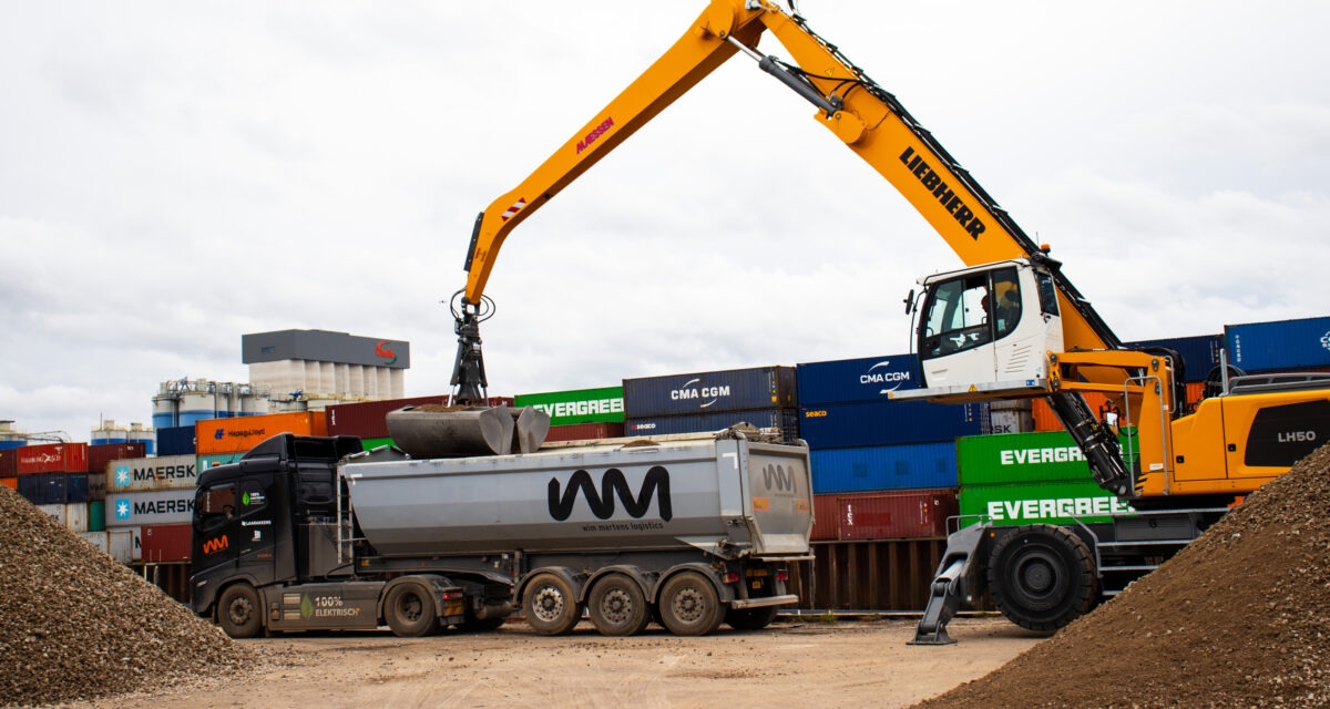 Transport von Recyclingmaterial zur Deichverstärkung in Bergen